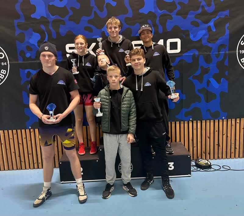 Utøvere fra Ski Bryteklubb samlet med premiene sine under Skedsmo Cup.