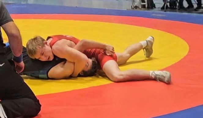 To brytere i en bakkekampsituasjon under Skedsmo Cup.